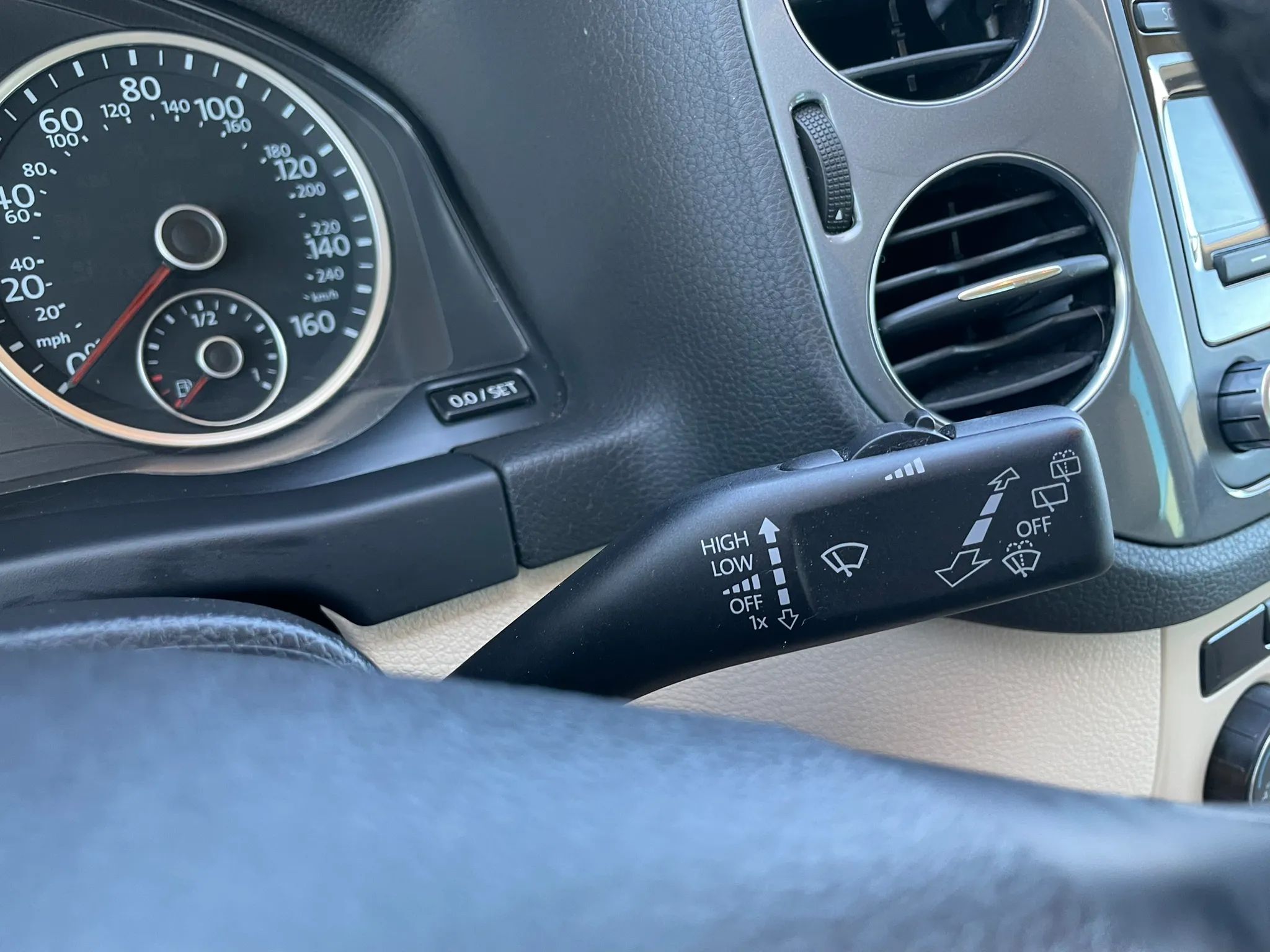2014 VOLKSWAGEN Tiguan