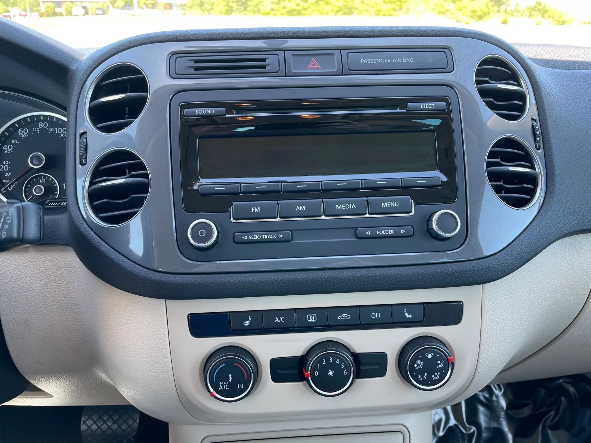 2014 VOLKSWAGEN Tiguan