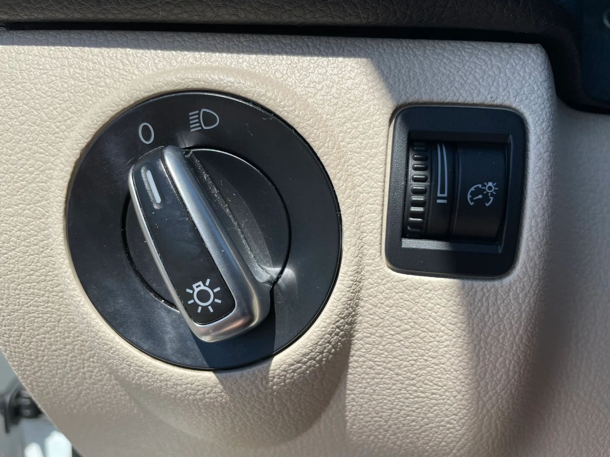 2014 VOLKSWAGEN Tiguan